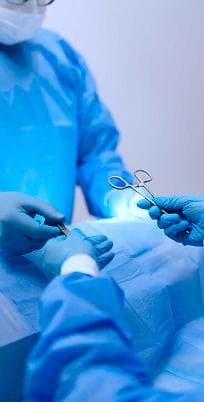 Доктори передають хірургічні інструменти